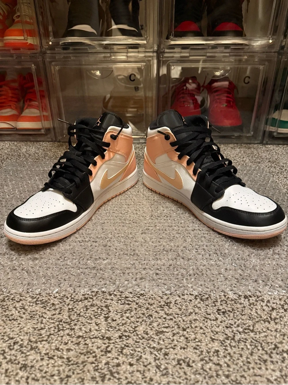 Jordan 1 Mid crimson